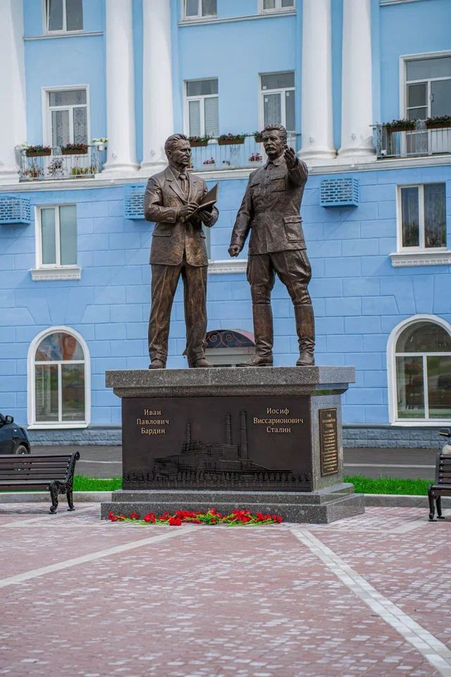 Памятник И. В. Сталину и И. П. Бардину